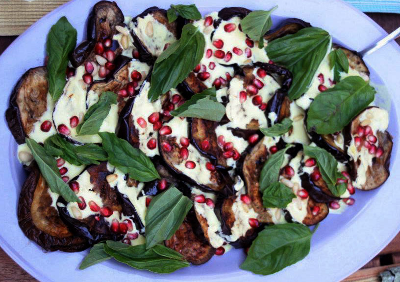 Recette : Salade d'aubergines grillées avec vinaigrette au safran et au yogourt